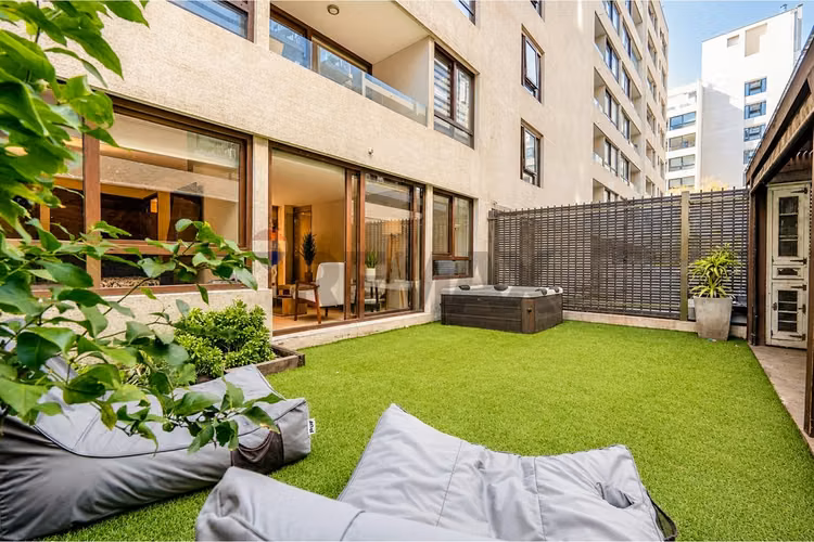 Exclusivo departamento con patio privado - Imagen 22