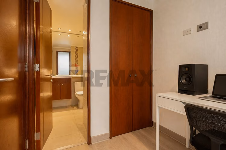Exclusivo departamento con patio privado - Imagen 15