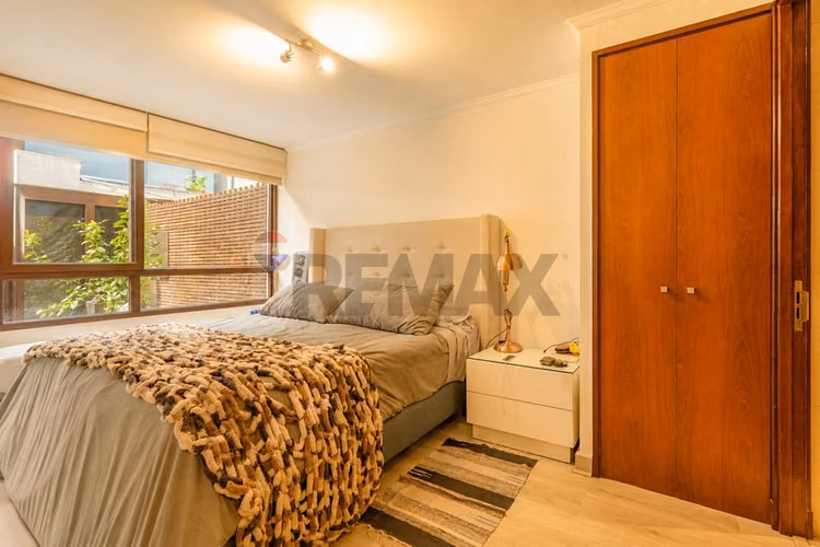 Exclusivo departamento con patio privado - Imagen 11