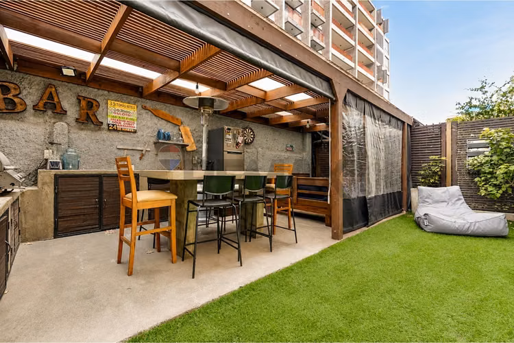 Exclusivo departamento con patio privado - Imagen 17