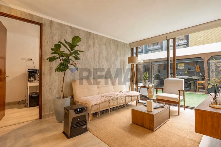 Exclusivo departamento con patio privado - Imagen 2