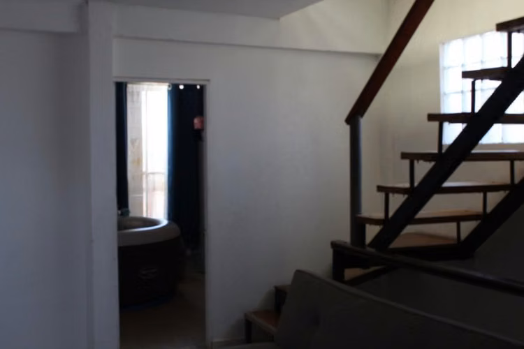 Casa dos pisos con amplia terraza en tercer nivel