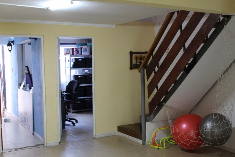 Casa dos pisos con amplia terraza en tercer nivel