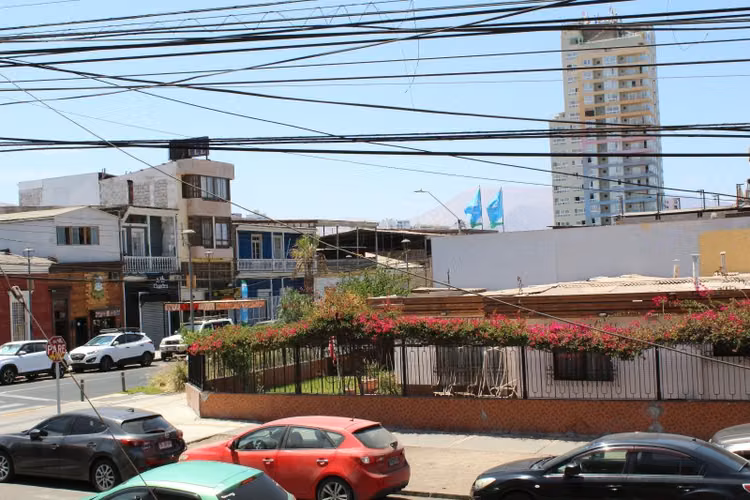 Casa dos pisos con amplia terraza en tercer nivel
