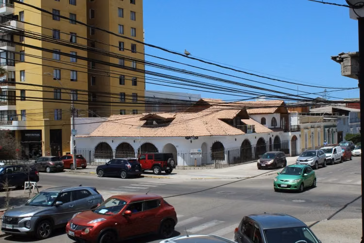 Casa dos pisos con amplia terraza en tercer nivel