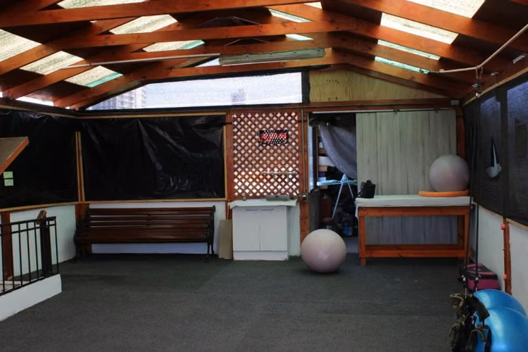 Casa dos pisos con amplia terraza en tercer nivel