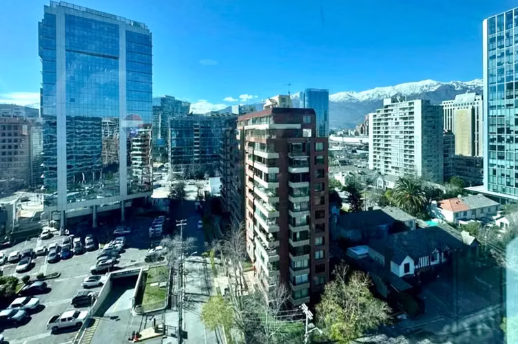 Oficina en Arriendo Metro Manquehue, dos ambientes