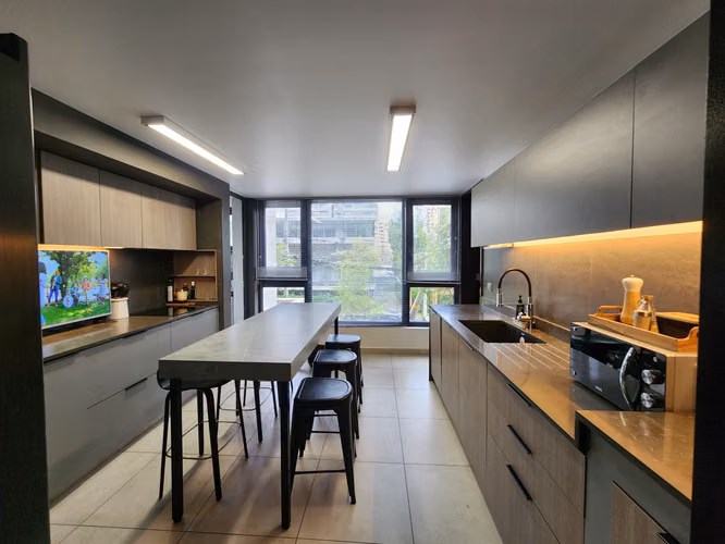 ARRIENDO AMOBLADO EN EXCLUSIVO SECTOR EL GOLF – LAS CONDES – 60 UF - Imagen 4