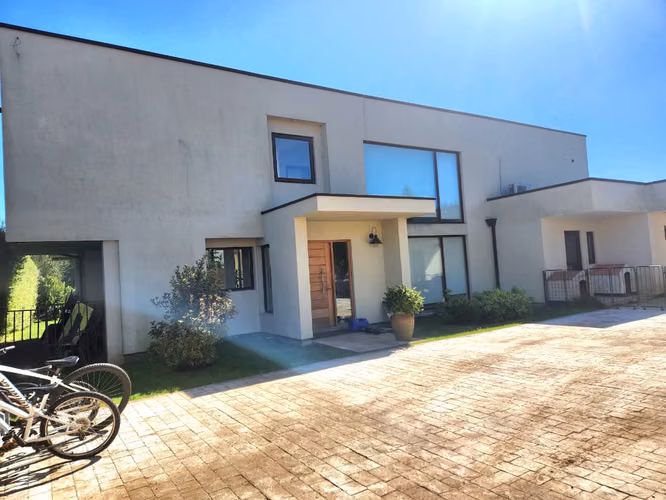 CASA MODERNA PARA DISFRUTAR EN FAMILIA EN LOMAS DEL CARMEN