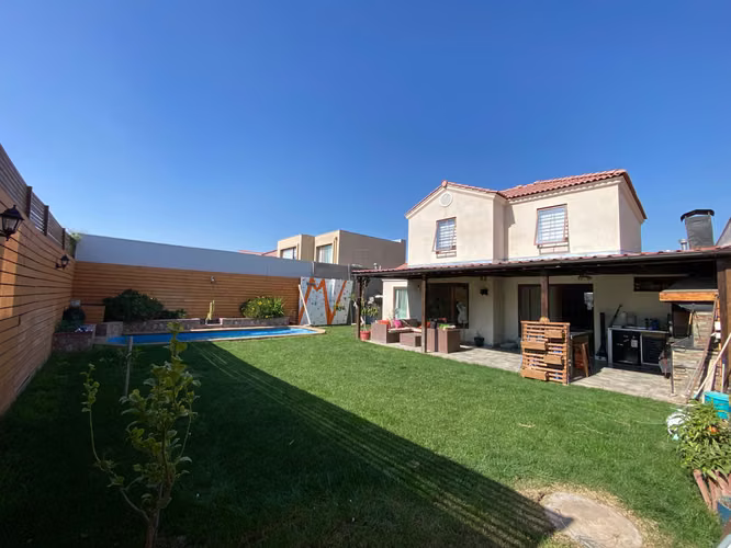 ARRIENDO CASA FAMILIAR EN LAGUNA DEL SOL CON PISCINA