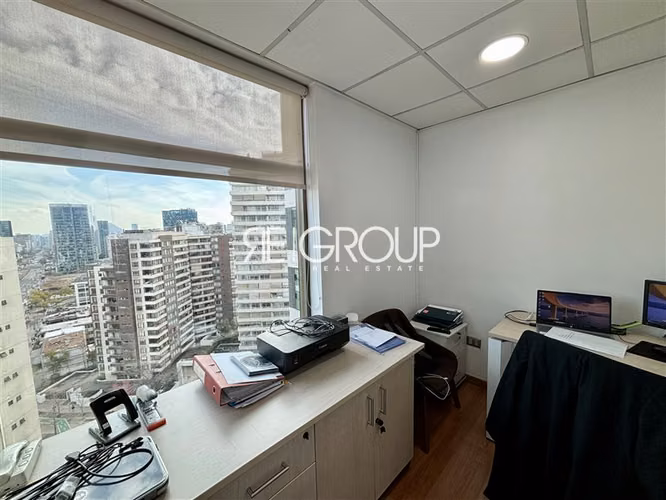 Oficina 7 privados en sector Metro Manquehue - Imagen 11
