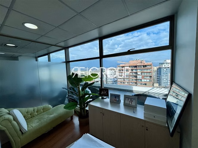 Oficina 7 privados en sector Metro Manquehue - Imagen 6