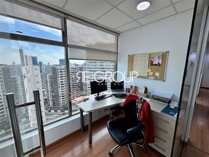 Oficina 7 privados en sector Metro Manquehue - Imagen 12