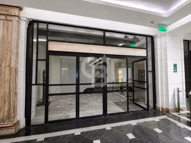 Local comercial en primer piso y zócalo