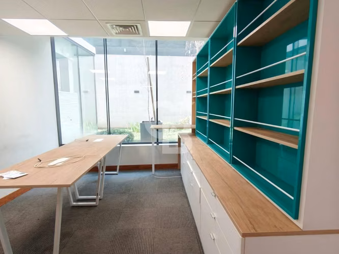 Oficina Las Condes con 2 privados y bodega