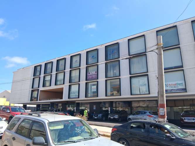  SE ARRIENDAN OFICINAS EN EXCELENTE UBICACIÓN Y TIENEN UNA DISTRIBUCIÓN AMPLIA Y ACOGEDORA.