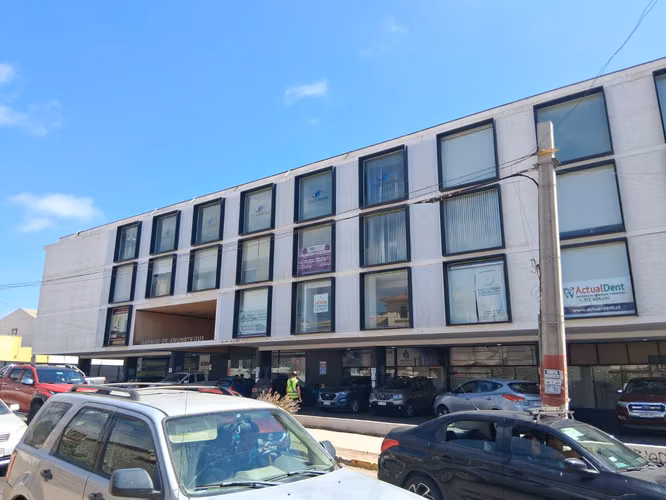  SE ARRIENDAN OFICINAS EN EXCELENTE UBICACIÓN Y TIENEN UNA DISTRIBUCIÓN AMPLIA Y ACOGEDORA.