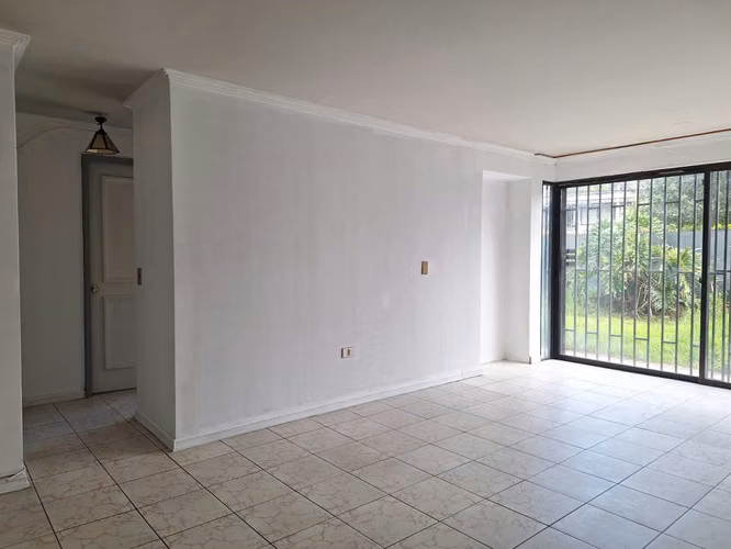 Arriendo amplio departamento con patio exclusivo en Las Condes - Imagen 4