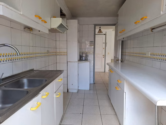 Arriendo amplio departamento con patio exclusivo en Las Condes - Imagen 6