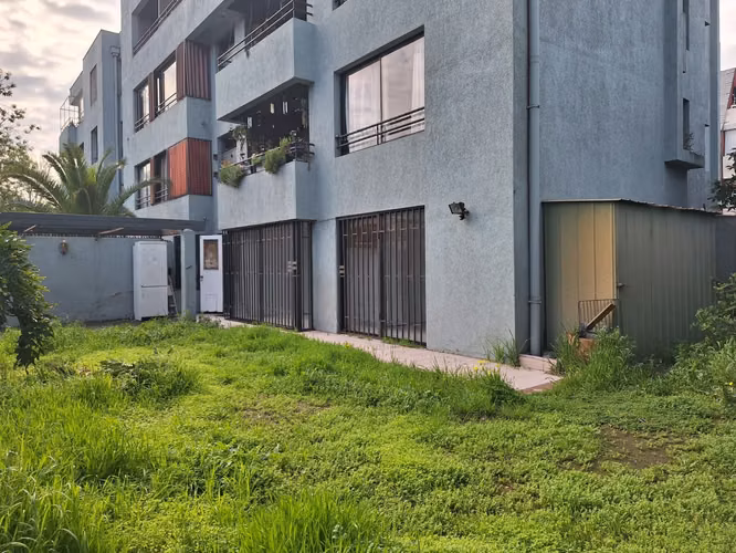 Arriendo amplio departamento con patio exclusivo en Las Condes