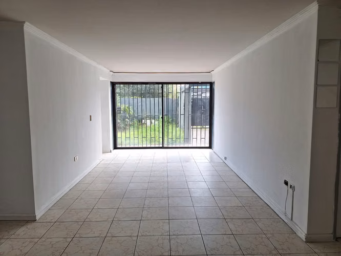 Arriendo amplio departamento con patio exclusivo en Las Condes - Imagen 3