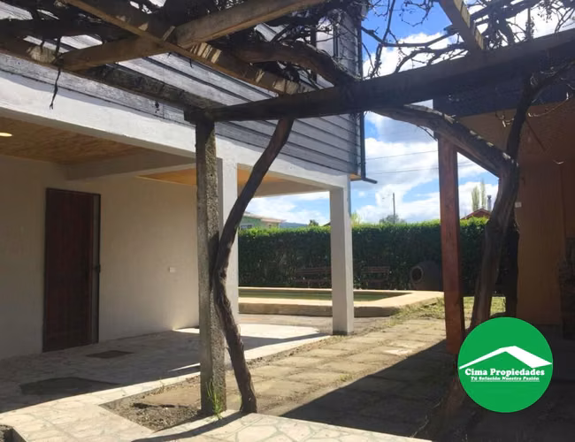 Venta Casa en Quillón: 4 Dormitorios, Amplio Terreno y Piscina