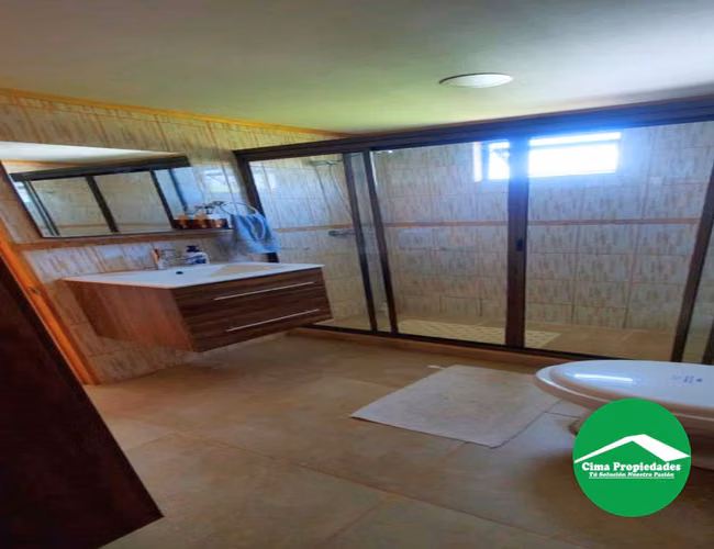 Venta Casa en Quillón: 4 Dormitorios, Amplio Terreno y Piscina