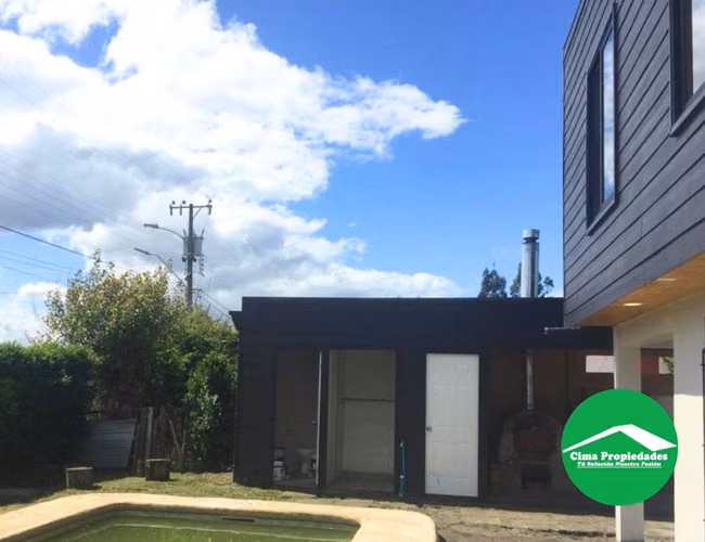 Venta Casa en Quillón: 4 Dormitorios, Amplio Terreno y Piscina