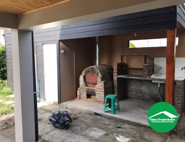 Venta Casa en Quillón: 4 Dormitorios, Amplio Terreno y Piscina