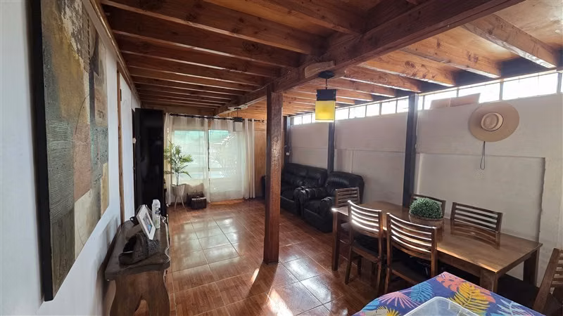 AMPLIA CASA EN LAS BRISAS CON ESPACIO PARA VIVIR Y ARRENDAR - Imagen 6