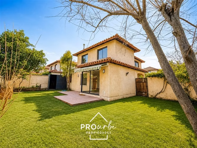 Casa en venta de 3 dorm. en La Reina