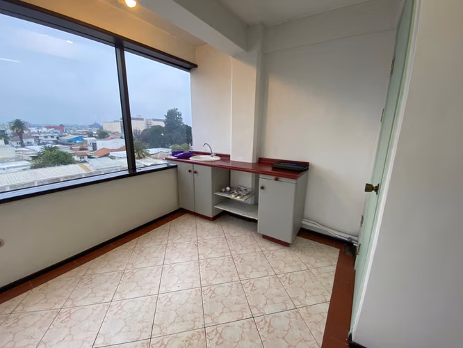 OF MUJICA, PISO 6, ILUMINADA CERCA MALL 2 PRIVADOS 2 BAÑOS - Imagen 10