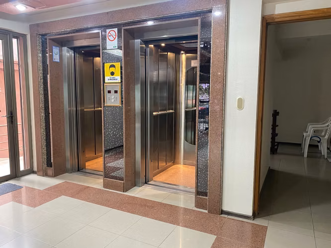 OF MUJICA, PISO 6, ILUMINADA CERCA MALL 2 PRIVADOS 2 BAÑOS - Imagen 6