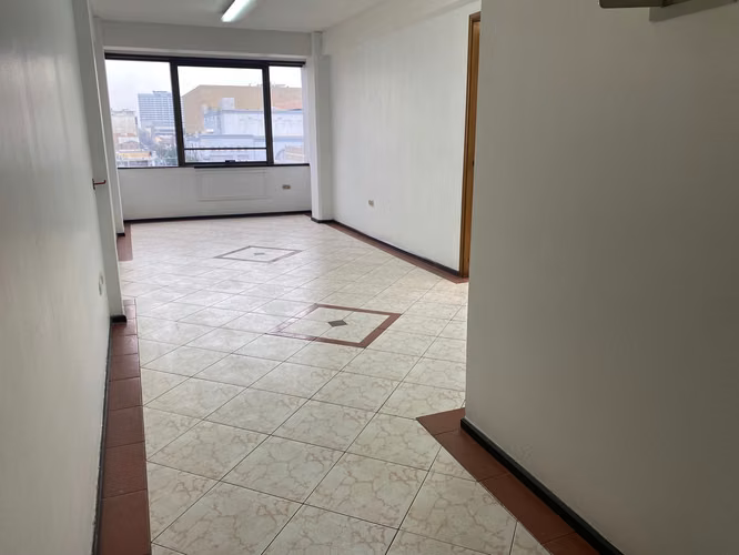 OF MUJICA, PISO 6, ILUMINADA CERCA MALL 2 PRIVADOS 2 BAÑOS - Imagen 7
