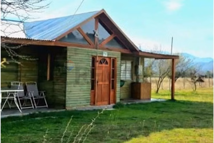 Terreno de 1 hectárea con 3 cabañas equipadas