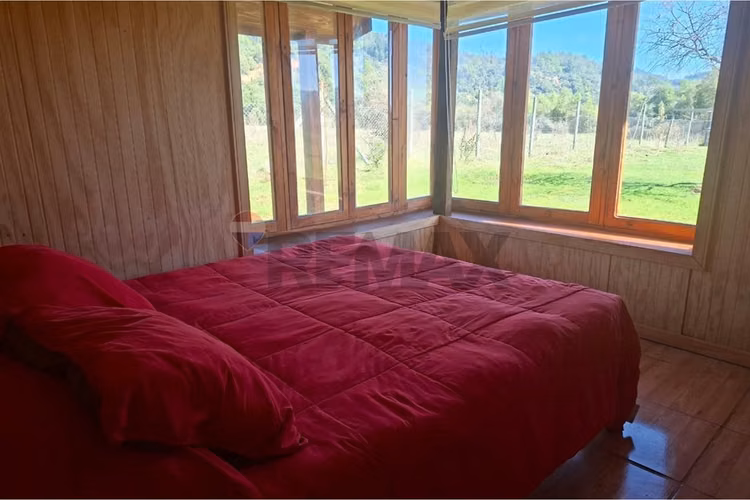Terreno de 1 hectárea con 3 cabañas equipadas