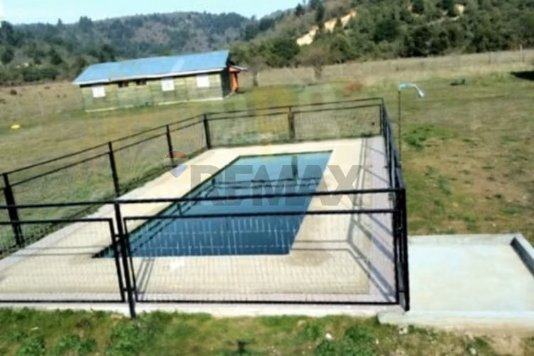 Terreno de 1 hectárea con 3 cabañas equipadas