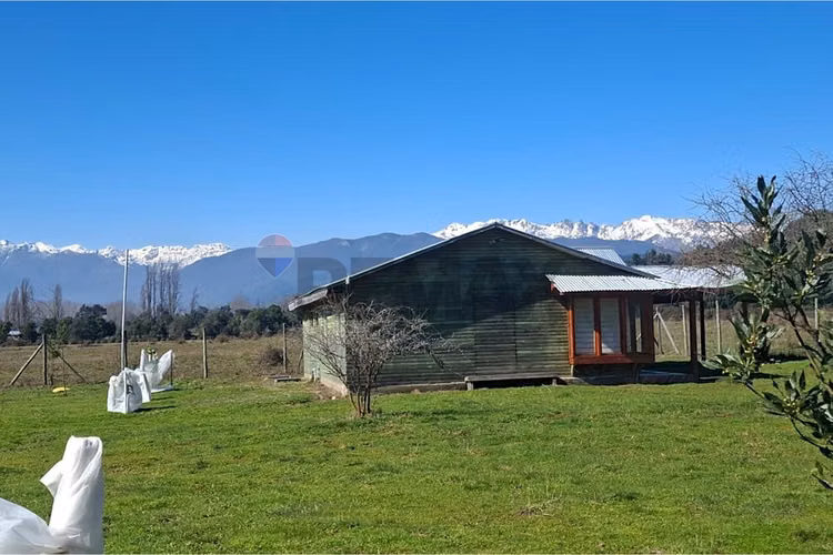 Terreno de 1 hectárea con 3 cabañas equipadas