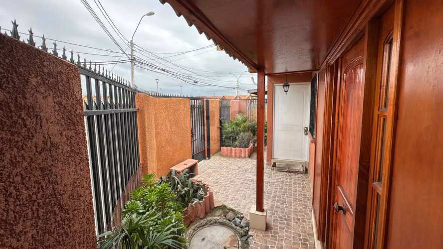 Amplia Casa en Venta de 4h/3b en Excelente Sector Cielos del Valle