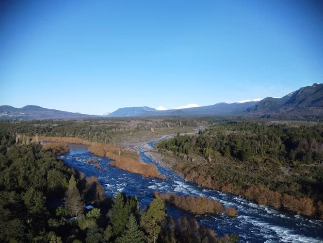 MARAVILLOSO COMPLEJO TURISTICO ORILLA DE RIO TRANCURA A MINUTOS DE PUCON