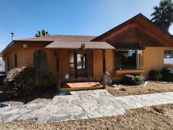 Amplia Parcela con Dos Casas y Piscina en Talagante