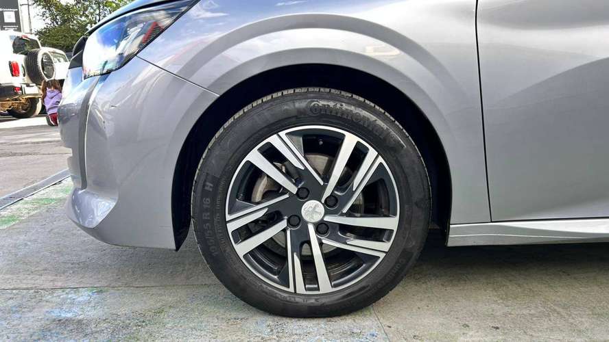 Peugeot 208 ALLURE 1.2 PURETECH 100 HB (2023) - Imagen 5
