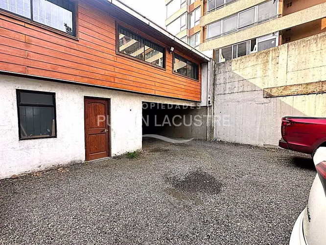 AMPLIA PROPIEDAD CERCA CENTRO C/ESTACIONAMIENTOS (180791)