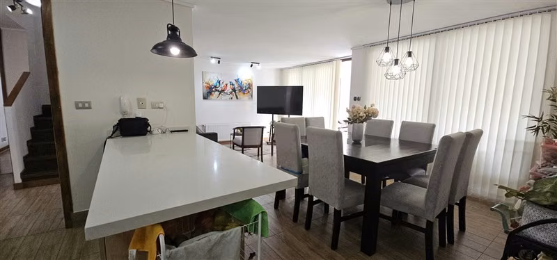 Casa en venta de 4 dorm. en Peñalolén