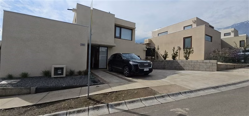 Casa en venta de 4 dorm. en Peñalolén