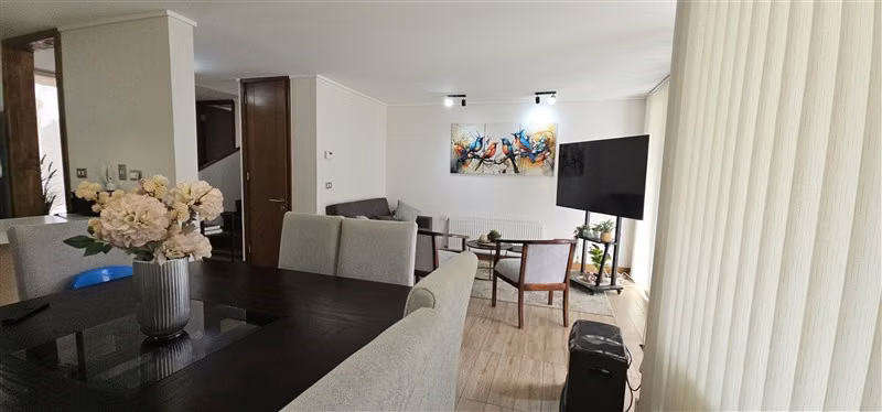 Casa en venta de 4 dorm. en Peñalolén