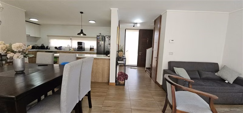 Casa en venta de 4 dorm. en Peñalolén