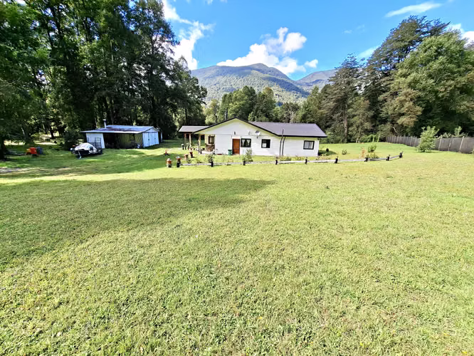 Parcela con orilla de rio y casa en Pucón