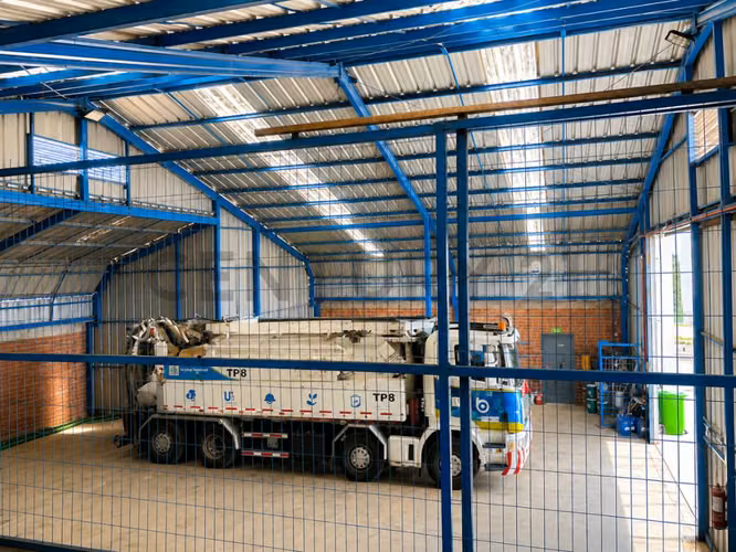 Se vende terreno con Galpón en Barrio Idustrial - Imagen 6