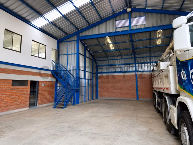 Se vende terreno con Galpón en Barrio Idustrial - Imagen 7